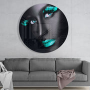 Grijs gezicht met turquoise wimpers en lippen – Rond Glasschilderij