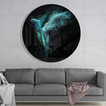 Turquoise papegaai in volle vlucht met verfspatten – Rond Glasschilderij