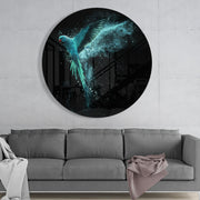 Turquoise papegaai in volle vlucht met verfspatten – Rond Glasschilderij