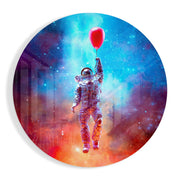 Astronaut met rode ballon boven de stad – Rond Glasschilderij