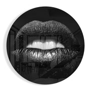 Glanzende lippen in zwart en wit – Rond Glasschilderij