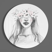 Schets van een vrouw met bloemenkroon – Rond Glasschilderij