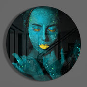 Gezicht met turquoise neongloed – Rond Glasschilderij