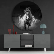 Zwart-wit springend paard – Rond Glasschilderij