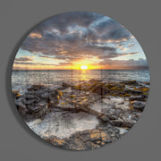 Zonsondergang boven een rotsachtige oever met mos – Rond Glasschilderij