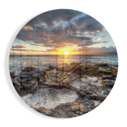 Zonsondergang boven een rotsachtige oever met mos – Rond Glasschilderij