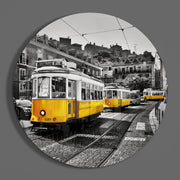 Gele trams in een geplaveide straat – Rond Glasschilderij
