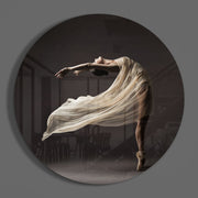 Ballerina met crèmekleurige zijden sluier – Rond Glasschilderij