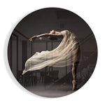 Ballerina met crèmekleurige zijden sluier – Rond Glasschilderij