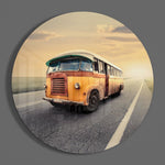 Klassieke bus op een landelijke weg – Rond Glasschilderij