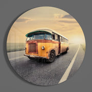 Klassieke bus op een landelijke weg – Rond Glasschilderij