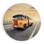 Klassieke bus op een landelijke weg – Rond Glasschilderij