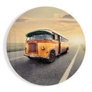Klassieke bus op een landelijke weg – Rond Glasschilderij
