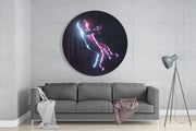 Vallende figuur in neongloed – Rond Glasschilderij