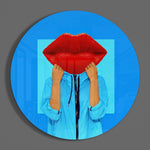 Popart-gezicht met rode lippen en blauw – Rond Glasschilderij
