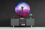 Astronaut in magenta bloemenveld – Rond Glasschilderij