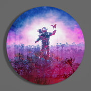 Astronaut in magenta bloemenveld – Rond Glasschilderij