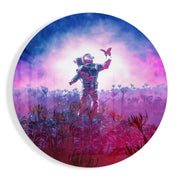 Astronaut in magenta bloemenveld – Rond Glasschilderij