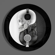 Monochrome schedel met koptelefoon – Rond Glasschilderij