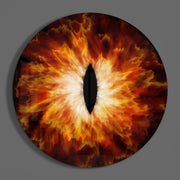 Explosie van een gloeiend amberkleurig oog – Rond Glasschilderij
