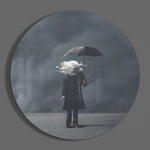Man met wolkenhoofd in grijze mist – Rond Glasschilderij