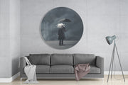 Man met wolkenhoofd in grijze mist – Rond Glasschilderij
