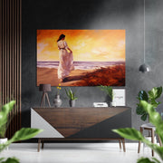 Vrouw in witte jurk op het strand bij zonsondergang – Dibond Schilderij