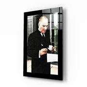 Atatürk bij een Koffiemoment – Glasschilderij