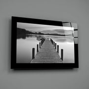 Mistig Bergmeer met Houten Pad – Glasschilderij