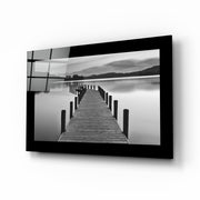 Mistig Bergmeer met Houten Pad – Glasschilderij