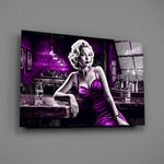 Blondine in violet satijn aan de bar – Glasschilderij