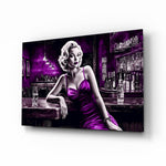 Blondine in violet satijn aan de bar – Glasschilderij
