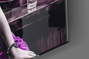 Blondine in violet satijn aan de bar – Glasschilderij
