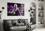 Blondine in violet satijn aan de bar – Glasschilderij