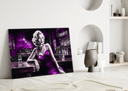 Blondine in violet satijn aan de bar – Glasschilderij