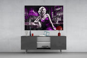 Blondine in violet satijn aan de bar – Glasschilderij