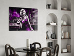 Blondine in violet satijn aan de bar – Glasschilderij