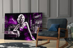 Blondine in violet satijn aan de bar – Glasschilderij