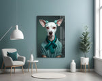 Witte hond met blauwgroene strik en krulspelden – Glasschilderij