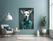 Witte hond met blauwgroene strik en krulspelden – Glasschilderij