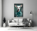 Witte hond met blauwgroene strik en krulspelden – Glasschilderij