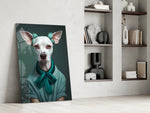 Witte hond met blauwgroene strik en krulspelden – Glasschilderij