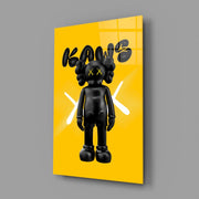 Gele achtergrond zwarte Vinyl Toy figuur – Glasschilderij